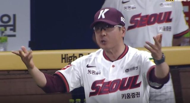 항의하는 키움 홍원기 감독