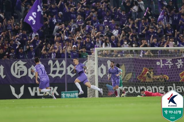 동점골을 터트리고 기뻐하는 안양의 마테우스