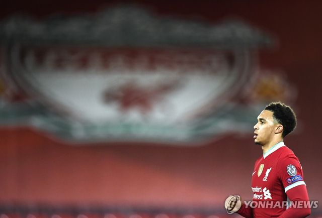 리버풀을 떠나 레알 마드리드 유니폼을 입는 알렉산더아널드.