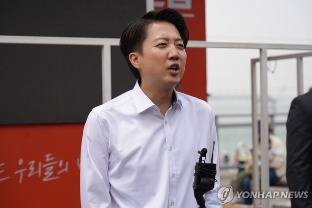 취재진 질문에 답하는 이준석 후보