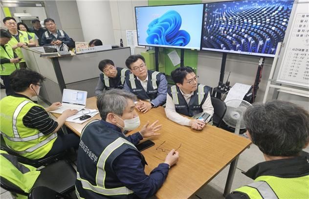 5호선 열차 방화 사건 현장사고수습본부에서 상황 지휘하는 백호 서울교통공사 사장