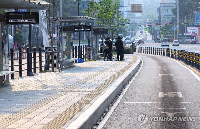 파업으로 텅 빈 버스정류장