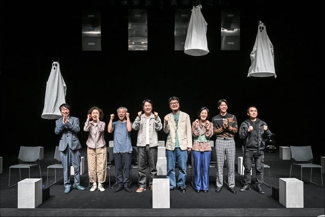 지난달 30일 서울 세종문화회관 S씨어터에서 열린 연극 '유령' 프레스콜에 참석한 고선웅 연출(왼쪽 맨 끝)과 출연배우들.[세종문화회관 제공. 재판매 및 DB 금지]