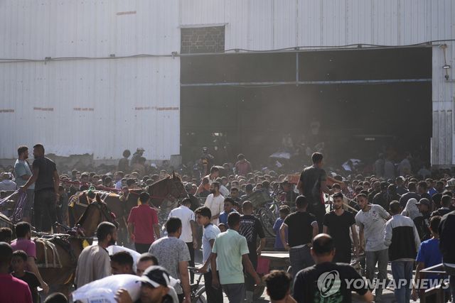 WFP 식량 창고 몰려든 가자 주민들