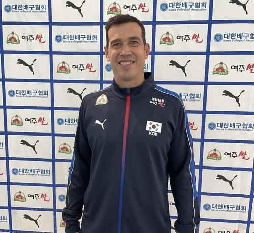 VNL 잔류 목표를 밝히는 모랄레스 여자배구 대표팀 감독