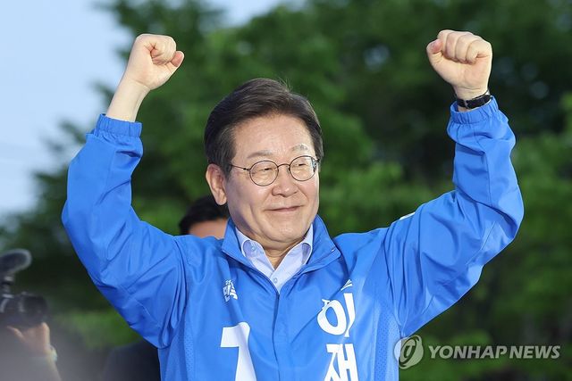 충주시민들에게 인사하는 이재명