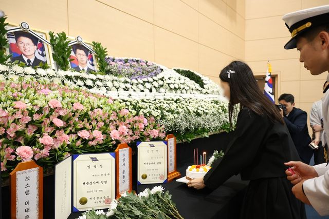 영정사진 앞 놓이는 생일 케이크