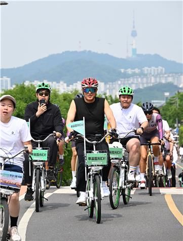 '쉬엄쉬엄 한강 3종 축제' 자전거 종목에 참가한 오세훈 서울시장