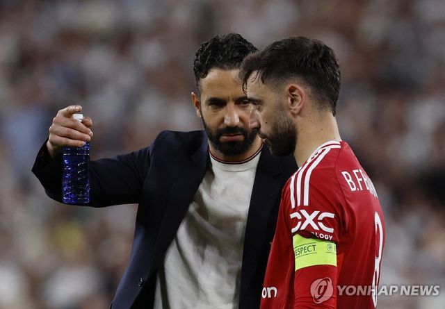 맨유의 후벵 아모링 감독(왼쪽)과 브루누 페르난드스