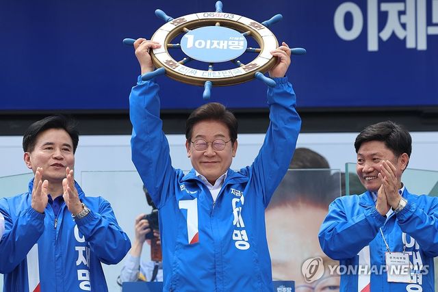 조타기 잡은 이재명 후보