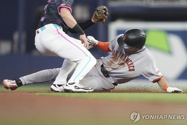 1회 도루를 시도하는 이정후(오른쪽)