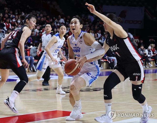 김단비 골 밑 돌파