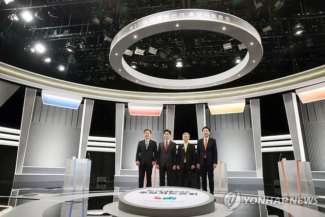 제21대 대통령 선거 2차 후보자 토론회 기념 촬영