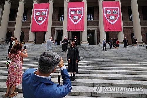 졸업식을 앞둔 하버드대 도서관