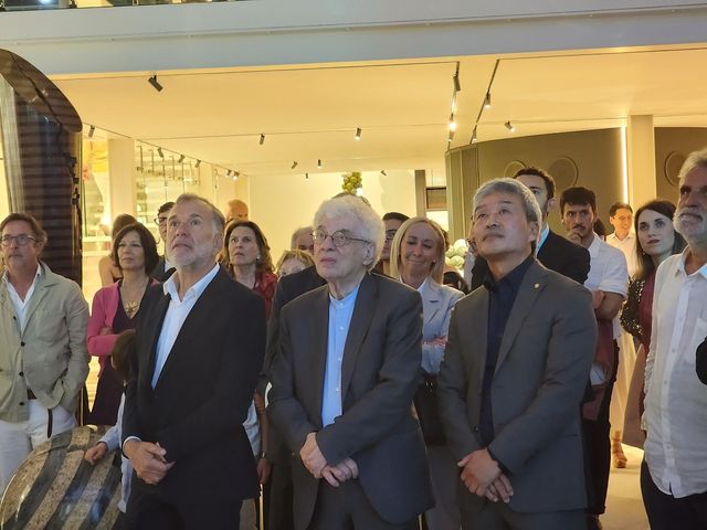 개관식 기념 영상 관람하는 박은선 조각가