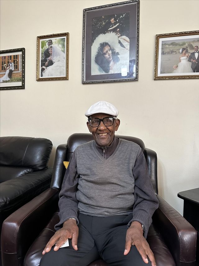 자택 거실 소파에 앉은 스테파노스 참전용사회장