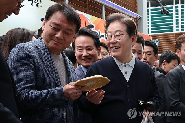 영월 장터 찾은 이재명 후보