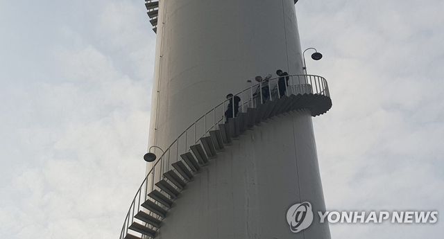 파인텍 고공농성 372일…농성자 건강검진 후 내려오는 의료진