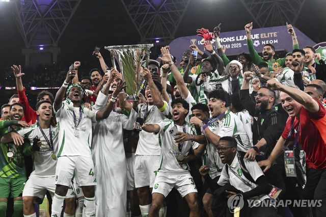 기뻐하는 알아흘리 선수들