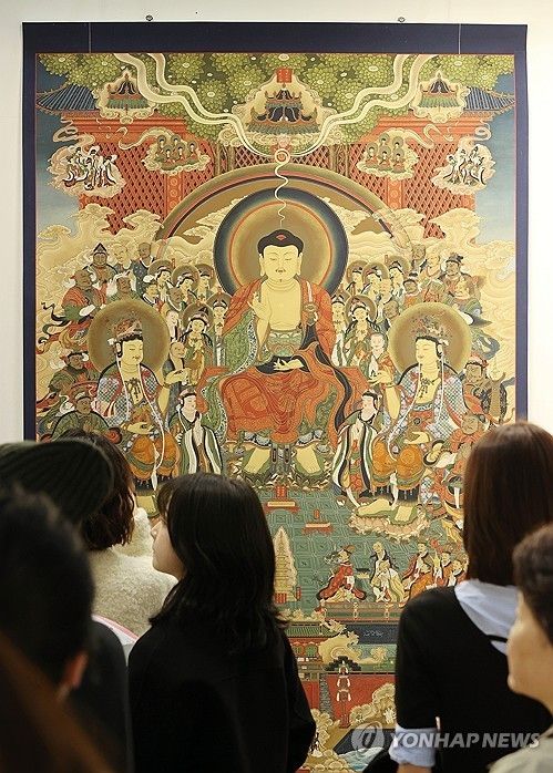 ['2025 서울국제불교박람회&제13회 붓다아트페어'에서 관람객이 전시를 둘러보고 있다. 연합뉴스 자료]