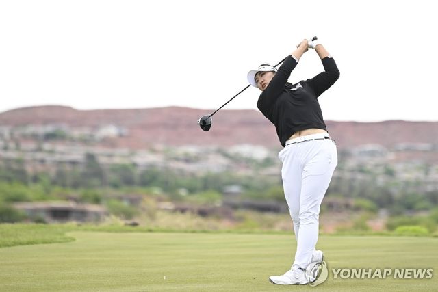 티샷 날리는 유해란