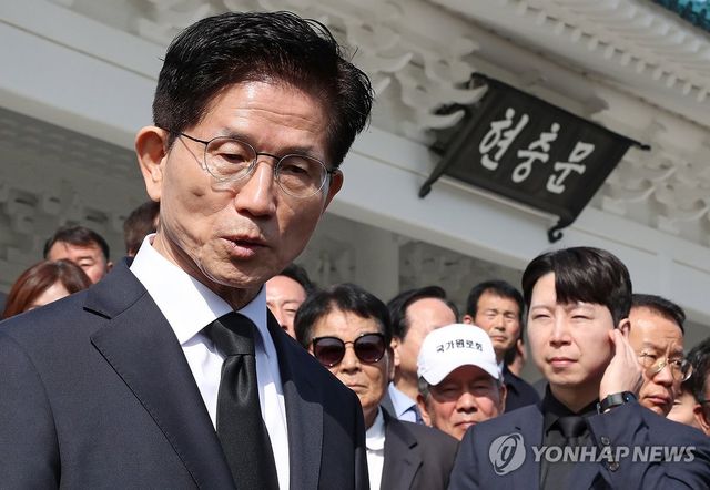 참배 마친 뒤 발언하는 김문수 후보