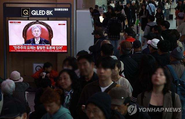 민주당 이재명 후보 대법원 판결 보는 시민들