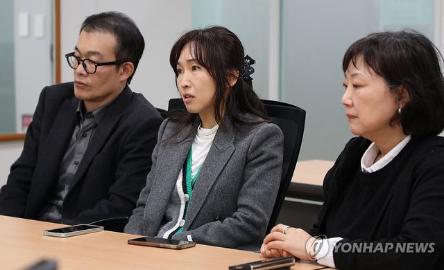 연합뉴스와 인터뷰 중인 몽테뉴해외입양연대 대표 등 3인