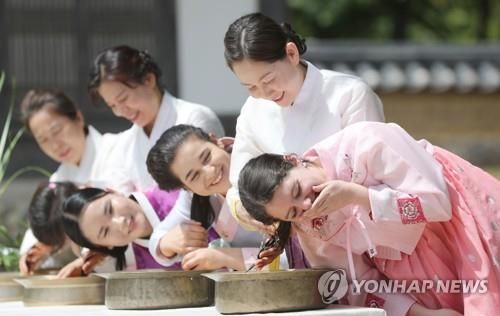 단오 맞아 창포물에 머리 감는 외국인 유학생