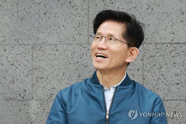 단일화 언급에 미소 보이는 국민의힘 김문수 후보