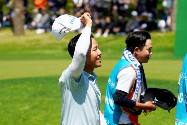 갤러리 환호에 답하는 문도엽(왼쪽)