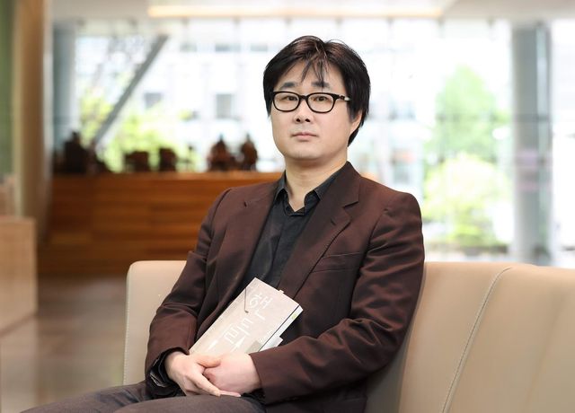 포즈 취하는 '핸들' 작가 이동욱