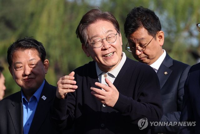 제천 의림지 찾아 지지 호소하는 이재명 후보