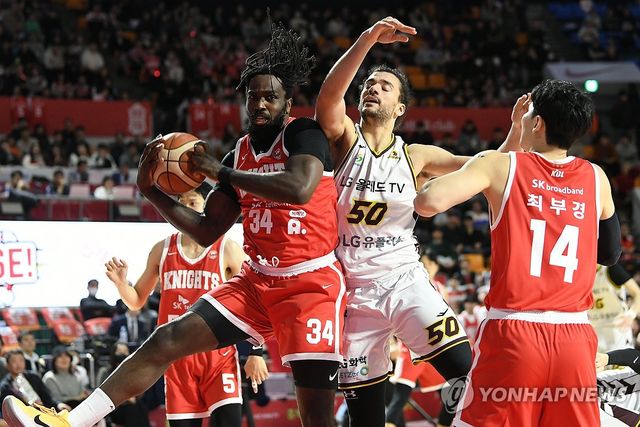 리바운드볼 잡아내는 SK 자밀 워니