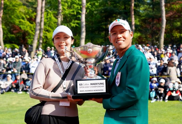 아내와 우승 트로피를 든 문도엽(오른쪽)