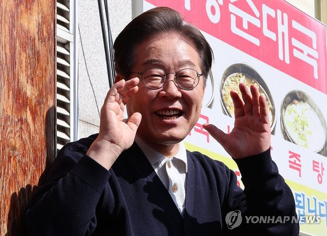 영월 장터에서 발언하는 이재명 후보