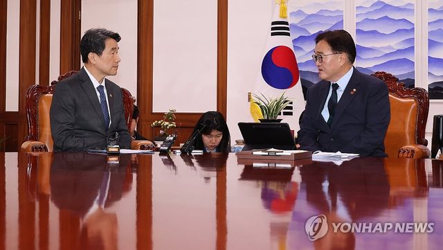 이주호 부총리 만난 우원식 국회의장