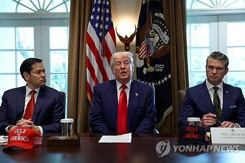 각료회의 하는 트럼프 미국 대통령