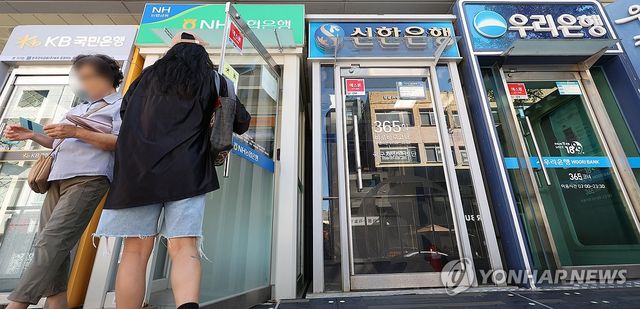예금금리만 뚝뚝…은행 예대금리차 '공시 이래 최대' 속출
