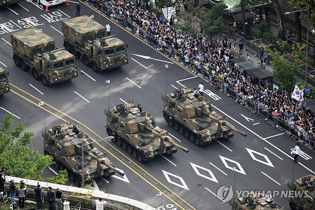 시가지 행진하는 K-9 자주포