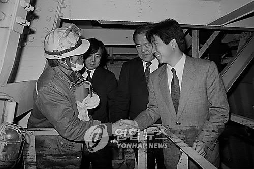 1990년 악수하는 골리앗 크레인 농성 근로자들과 민주당의원들