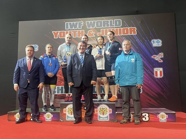 2025 세계주니어역도선수권 여자 76㎏급 3위를 한 전희수(뒷 줄 오른쪽 두 번째)