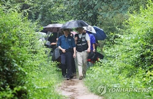 성폭행 현장을 점검하는 경찰들, 기사 내용과는 상관없음.