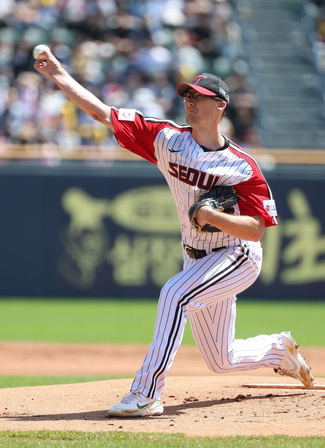 역투하는 코엔 윈