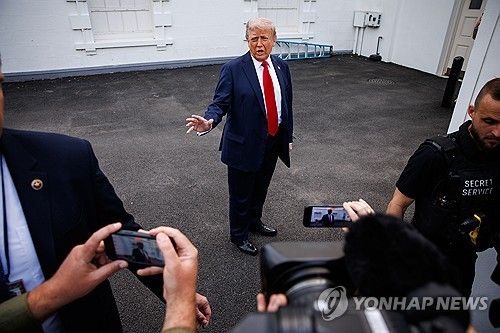 기자 질문에 답변하는 트럼프