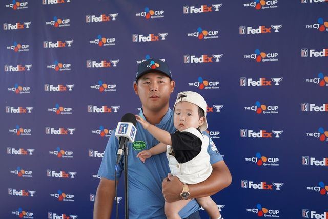 아들을 안고 인터뷰하는 김시우.