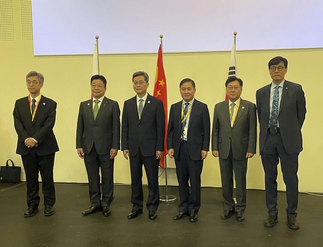 이창용 한국은행 총재(왼쪽부터), 최지영 기획재정부 차관보, 판궁성 중국 인민은행장, 란 포안 중국 재무장관, 가토 가쓰노부 일본 재무상, 히미노 료조 일본은행 부총재 등이 4일 오전(현지시간) 이탈리아 밀라노에서 열린 한·일·중 재무장관·중앙은행 총재 회의에서 기념사진을 촬영하고 있다. [한국은행 제공]