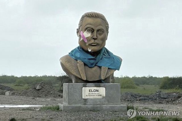 곧 '스타베이스'로 공식 변경될 미국 텍사스주 캐머런 카운티 보카 치카 마을 주변에 있는 머스크 동상