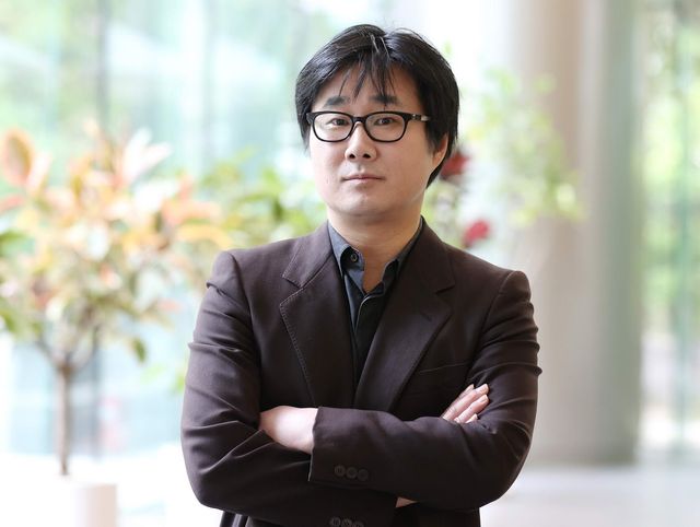 포즈 취하는 '핸들' 작가 이동욱