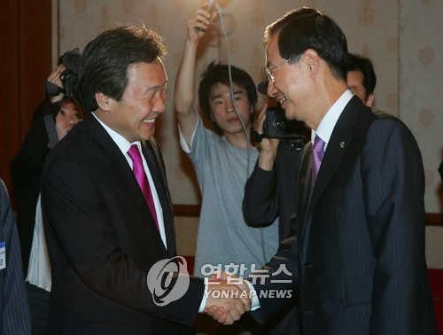 2007년 6월 행사장에서 악수하는 손학규와 한덕수